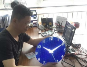 尊龙时凯这小伙子拿着这个东东帅不帅